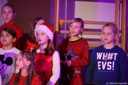 Miklavžev koncert na Osnovni šoli Toma Brejca napolnil telovadnico do zadnjega kotička (22)